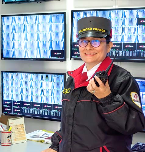 mujer vigilante, central de monitoreo, atlantica seguridad